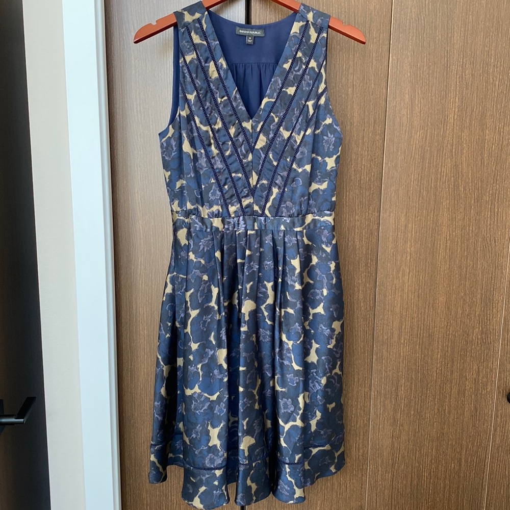 Banana republic navy and gold floral print knee length dress size 6
